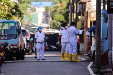 கொரோனாவால் உயிரிழந்தவரின் வீட்டிற்கு சென்ற சுகாதார பரிசோதகரை தாக்கிய இருவர்!