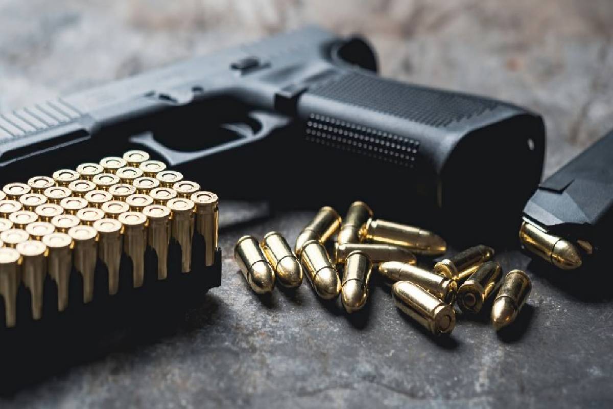 சந்தேகநபரைத் துரத்திச் சென்ற பொலிஸ் அதிகாரிக்கு காத்திருந்த அதிர்ச்சி! | Police Officer Loses Handgun 10 Rounds