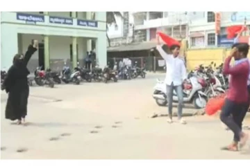 ஜெய் ஸ்ரீராம் கோஷம் எழுப்பிய மாணவர்கள் :  ஒற்றை ஆளாக பதிலடி கொடுத்த  மாணவி