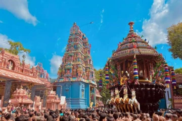 யாழ். தெல்லிப்பழை துர்க்கை அம்மன் தேர்த்திருவிழா ; ஆசி பெற திரண்ட பக்தர்கள்