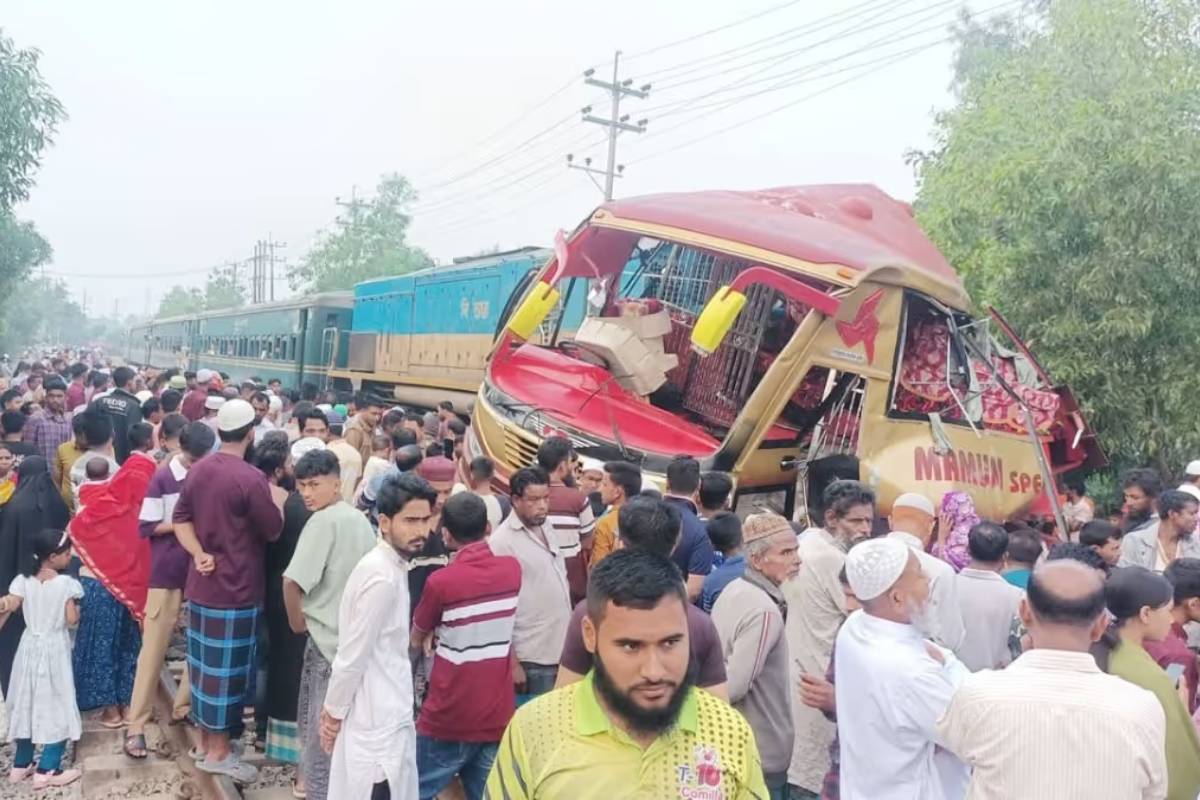 பேருந்து மீது ரயில் மோதி விபத்து - 12 பேர் உயிரிழப்பு | 12 Dies In Bangladesh Train Hit Bus Level Crossing
