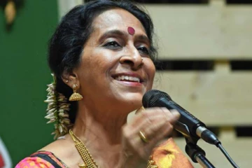 கோமா நிலையில் மருத்துவமனையில் அனுமதிக்கப்பட்ட பிரபல பாடகி