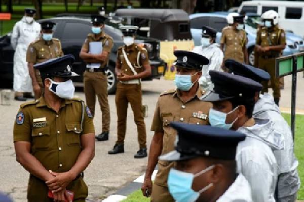 யாழ்ப்பாணத்தில் காவல்துறைக்கே கிறீஸ் கத்தி மிரட்டல் | Threate Police Grease Knife Jaffna Area