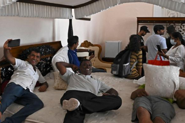 ஜனாதிபதி மாளிகையில் படுக்கை விரிப்பை திருடியவர் கைது | Stole The Bed Sheet From The President House