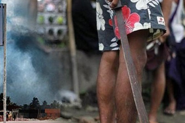 யாழில் அதிகாலை இடம்பெற்ற பயங்கரம்; அச்சத்தில் உதவாத அயலவர்கள் | Family Man Was Attacked With A Sword In Jaffna