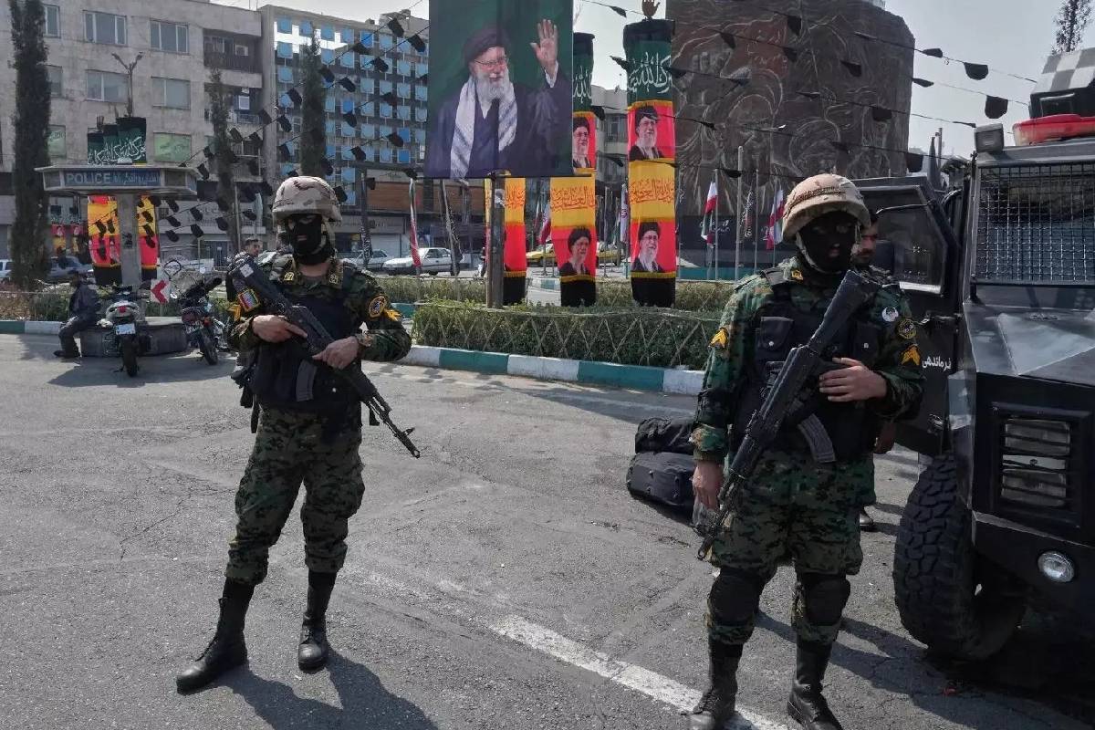 ஈரானில் இராணுவ தளங்களை இரகசியமாகப் புகைப்படம் எடுத்த 35 பேர் கைது | 35 Arrestet Filming Military Bases In Iran