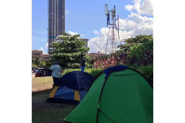 காலிமுகத்திடலில் திடீரென அமைக்கப்பட்ட தொலைத்தொடர்பு கோபுரத்தால் வெடித்த சர்ச்சை! | Galle Face Protest Youth Telecommunication Tower காலிமுகத்திடலில் திடீரென அமைக்கப்பட்ட தொலைத்தொடர்பு கோபுரத்தால் வெடித்த சர்ச்சை! | Galle Face Protest Youth Telecommunication Tower