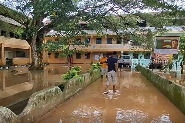 மட்டக்களப்பில் வெள்ளத்தில் மூழ்கிய பாடசாலை : கல்வி நடவடிக்கைகள் பாதிப்பு | School Submerged In Flood In Batticaloa