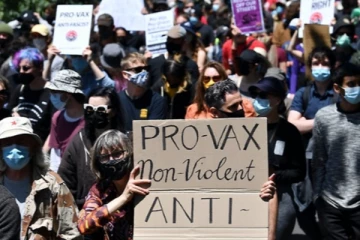 அவுஸ்திரேலியாவில் கோவிட் தடுப்பூசிக்கு எதிரான போராட்டம் (PHOTOS)