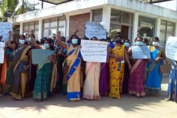 சம்பள உயர்வினை கோரி முல்லைத்தீவு மாவட்ட முன்பள்ளி ஆசிரியர்கள் கவனயீர்ப்பு (Photos)