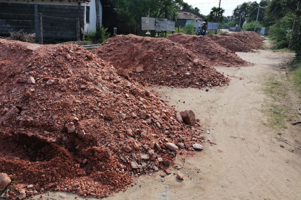 போக்குவரத்திற்கு தடையேற்படுத்தும் கிரவலை அகற்ற மக்கள் கோரிக்கை! | Demand For Removal Of Traffic Congestion