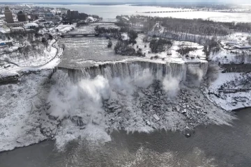 50 ஆண்டுகளில் இல்லாத அசுர புயல்! முற்றிலும் உறைந்துபோன நயாகரா அருவி.. அமெரிக்க நகரை புரட்டிப்போடும் பனி