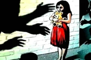 வீடியோ காட்டிய காதலன் - 64 பேரால் பாலியல் வன்கொடுமை செய்யப்பட்ட மாணவி