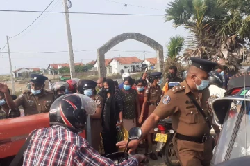 பொறுமை இழந்து வீதிக்கு வந்த யாழ்ப்பாணத்து மக்கள் ( படங்கள்)
