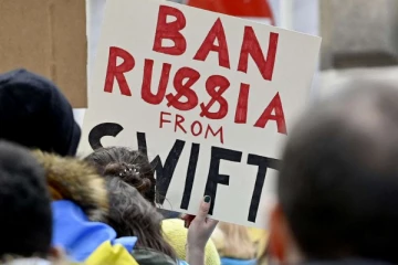 ரஷ்ய வங்கிகள் பல முடக்கம்? ரஷ்யாவின் பொருளாதாரம் திவாலாகுமா? (Photos)