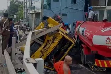 ගුවන් පාලමෙන් පෙරලි ගිය ඉන්ධන බවුසරය - සිදුවූ බිහිසුණු අනතුර ..(VIDEO)