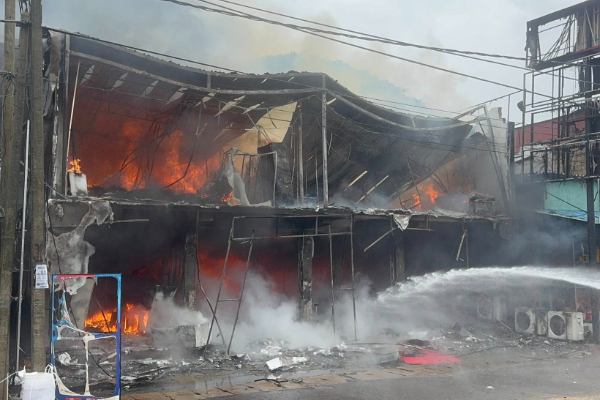 தமிழர் பகுதியில் பற்றி எரியும் க்ஷோ ரூம் | Massive Fire Vavuniya Singer Showroom