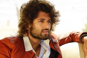 23 வயது நடிகையின் மடியில் படுத்திருக்கும் நடிகர் விஜய் தேவரகொண்டா.. சிரித்தபடி நடிகை வெளியிட்ட புகைப்படம்