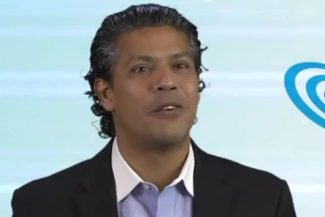 நடுத்தர குடும்பத்தில் பிறந்து இன்று 1000 பேருக்கு வேலை கொடுக்கும் அளவிற்கு உயர்ந்த தமிழர்! யார்  இவர்?