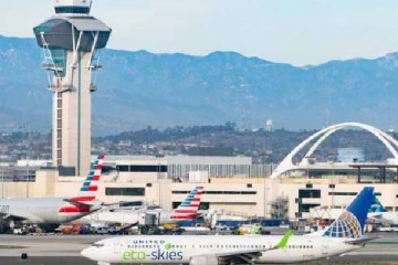 விமானத்திலிருந்து திடீரெனக் குதித்த பயணி..லாஸ் ஏஞ்சல்ஸ் விமான நிலையத்தில் பரபரப்பு