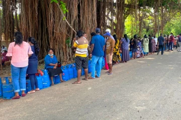 நாட்டின் பல்வேறு பகுதியில் எரிபொருளுக்காக நீண்ட வரிசையில் நின்ற மக்கள்