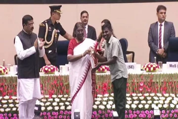 மாணவன் போல சீருடையில் வந்து குடியரசு தலைவரிடம் விருது பெற்ற தமிழக ஆசிரியர்