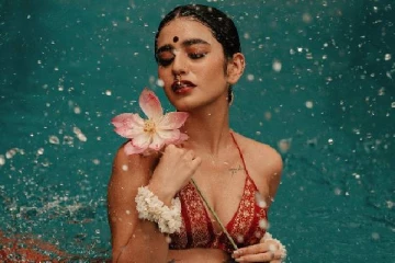 நீச்சல் குளத்தில் போஸ்!! தனுஷ் பட நடிகை பிரியா பிரகாஷ் வாரியரின் புகைப்படங்கள்..