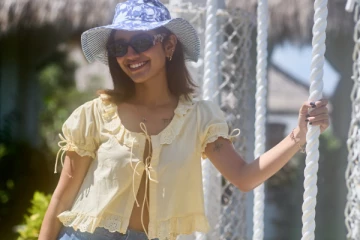 பிரியா வாரியர் ஷார்ட் உடையில் கிளாமர் போட்டோஷூட்