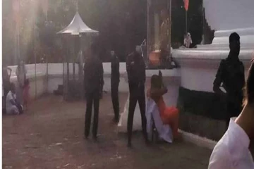 பொலிஸ் பாதுகாப்புக்கு மத்தியில் விகாரையில் வழிபாட்டில் ஈடுபட்ட பிக்கு (PHOTO)
