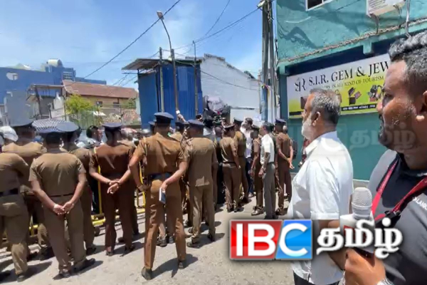 ரணிலின் வழக்கு! கோட்டை நீதவான் நீதிமன்றத்தை சுற்றி குவிந்துள்ள ஆர்ப்பாட்டக்காரர்கள் | Ranils Arrest Security Tightened Fort Magistrate