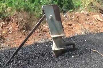 அடிபம்புடன் சேர்த்து போடப்பட்ட விநோத தார் சாலை - டென்ஷன் ஆன பொதுமக்கள்