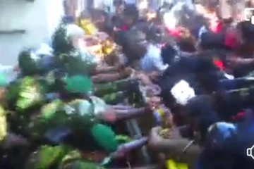 සරසවි සිසුන් අගමැති නිල නිවස වටලයි – පොලීසිය හා දැඩි උණුසුම් තත්ත්වයක්..(VIDEO)