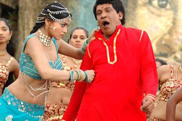 ரஜினி பட நடிகையையும் விட்டுவைக்காத வைகைப்புயல்!! கை வைக்காத நடிகைகளே கிடையாதாம்? | Vadivelu Act With Top Actress Romance Torture