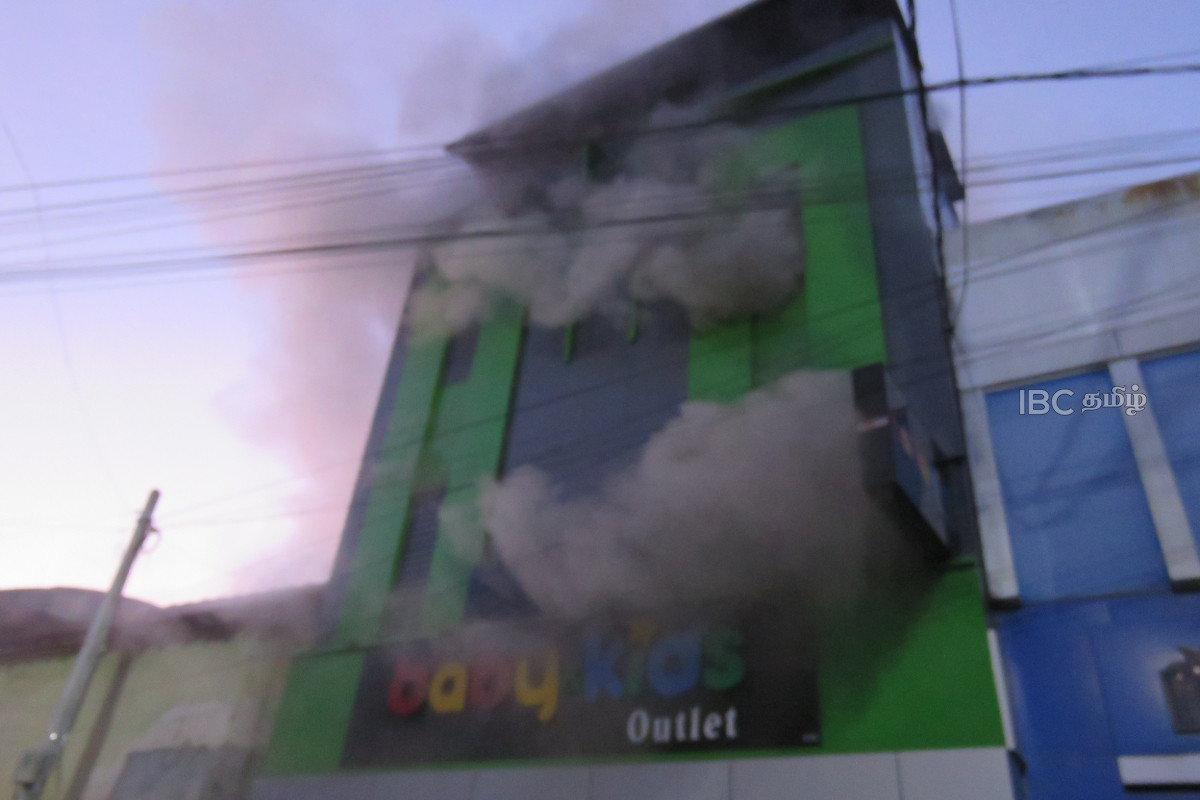 மட்டக்களப்பில் தீக்கிரையாக கடைகள்...! | Batticaloa Town Fire Destroys Several Shops