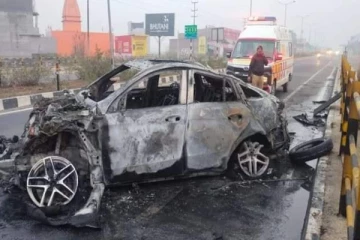 வீதி தடுப்பில் மோதி கோர விபத்து - இந்திய கிரிக்கெட் வீரர் படுகாயம்..! (படங்கள்)
