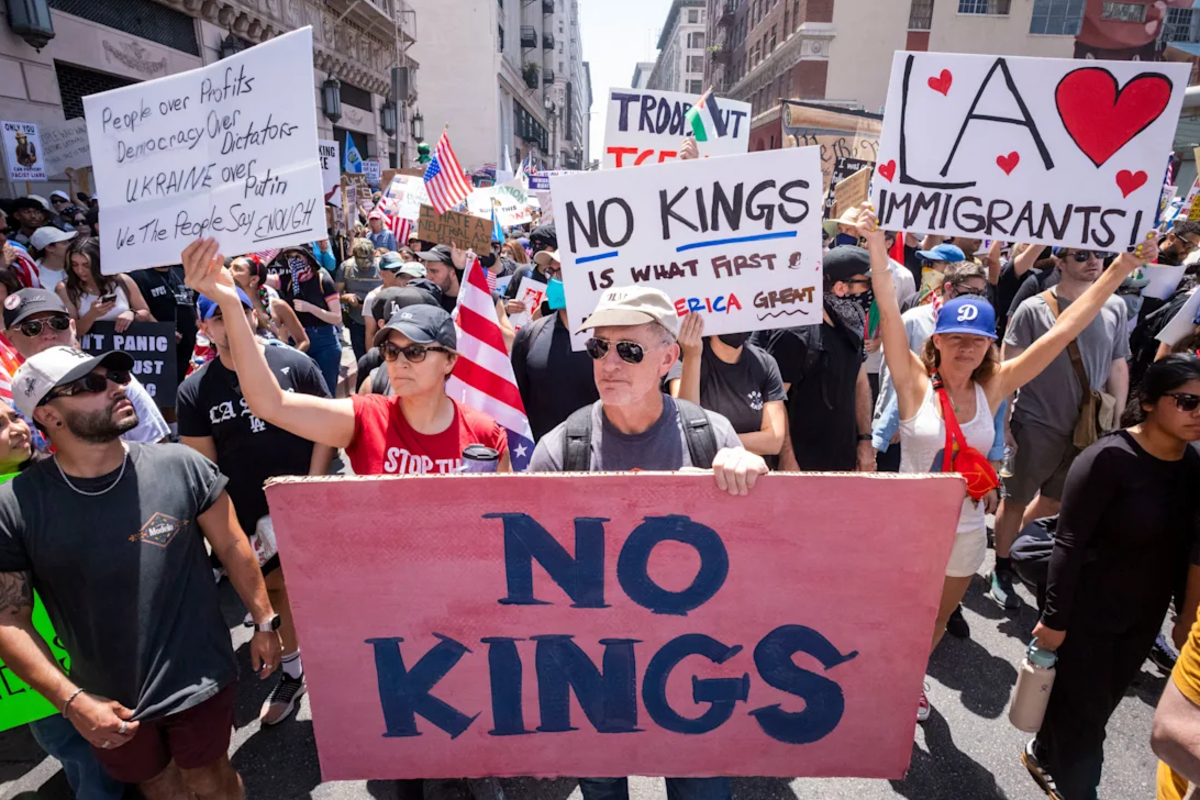 ட்ரம்பிற்கு எதிராக வெடிக்கும் மாபெரும் போராட்டம்; 3,000 இடங்களில் லட்சக்கணக்கான மக்கள் வீதியில் இறங்குவார்கள் | No Kings Protests Against Trump In 3 000 Locations