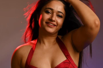 பூனம் பஜ்வாவின் ரெட் ஹாட் புகைப்படங்கள்