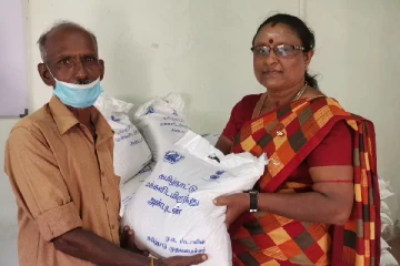 வவுனியாவில் தமிழக அரசின் உதவி பொருட்கள் வழங்கி வைப்பு(Photo)