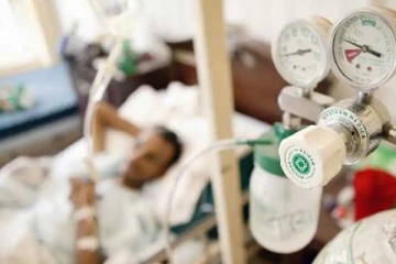 රෝහල් වාට්ටුවට පැන තරුණයෙක්ව කපා කොටා ඝාතනය කරයි.