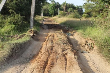 மன்னார் - நானாட்டான் பிரதேசத்தில் மண் ஏற்றிச் செல்லும் கனரக வாகனங்களால் வீதிகள் சேதம்: மக்கள் சிரமம் (Photos)