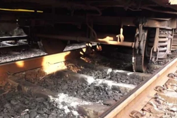 දුම්රියක් පීලි පනී..!