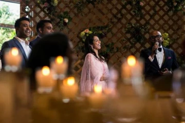 ஷோவில் மனைவிக்கு லிப்லாக் - சர்ச்சையில் சிக்கிய பிரபல பாடகர்