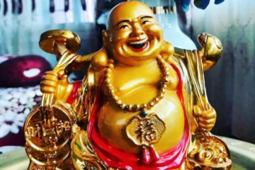சிரிக்கும் புத்தர் சிலை... எந்த திசையில் வைத்தால் அதிர்ஷ்டம் தெரியுமா?