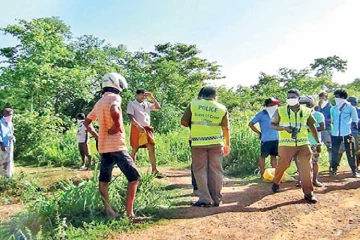 தமிழர் பகுதியொன்றில் புல்வெளியில் கிடந்த சடலம் ; தீவிரமாகும் விசாரணை