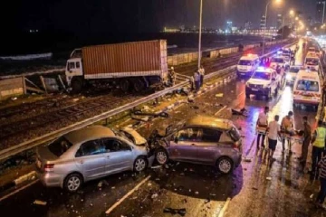 கொழும்பு பம்பலப்பிட்டி கடற்கரை வீதியில் இடம்பெற்ற விபத்து ; 5 பேர் வைத்தியசாலையில்