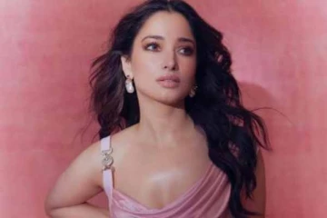 பிங்க நிற இறுக்கமான உடையில் முன் அழகை காட்டி தமன்னா எடுத்த போட்டோ