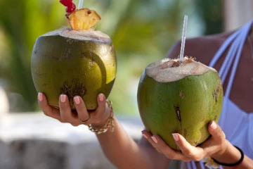 கோடைக்காலத்தில் இளநீர் குடிக்கும் பழக்கம் இருக்கிறதா? அப்போ இந்த நோய் இருப்பவர்கள் மட்டும் இதை தொடாதீங்க!