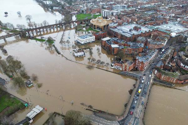 பிரித்தானியாவில் சூறாவளியின் கோர தாண்டவம் ; மின்சாரம் இன்றி 55,000 வீடுகள் பாதிப்பு | Storm Wreaks Britain 55000 Homes Without Power