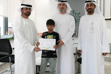 தெருவில் கிடந்த விலையுயர்ந்த வாட்சை ஒப்படைத்த இந்திய சிறுவன்! கௌரவித்த துபாய் அரசு