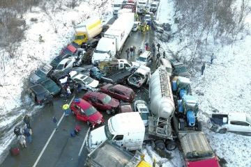 அமெரிக்காவில் 60 வாகனங்கள் ஒன்றுடன் ஒன்று மோதி விபத்து